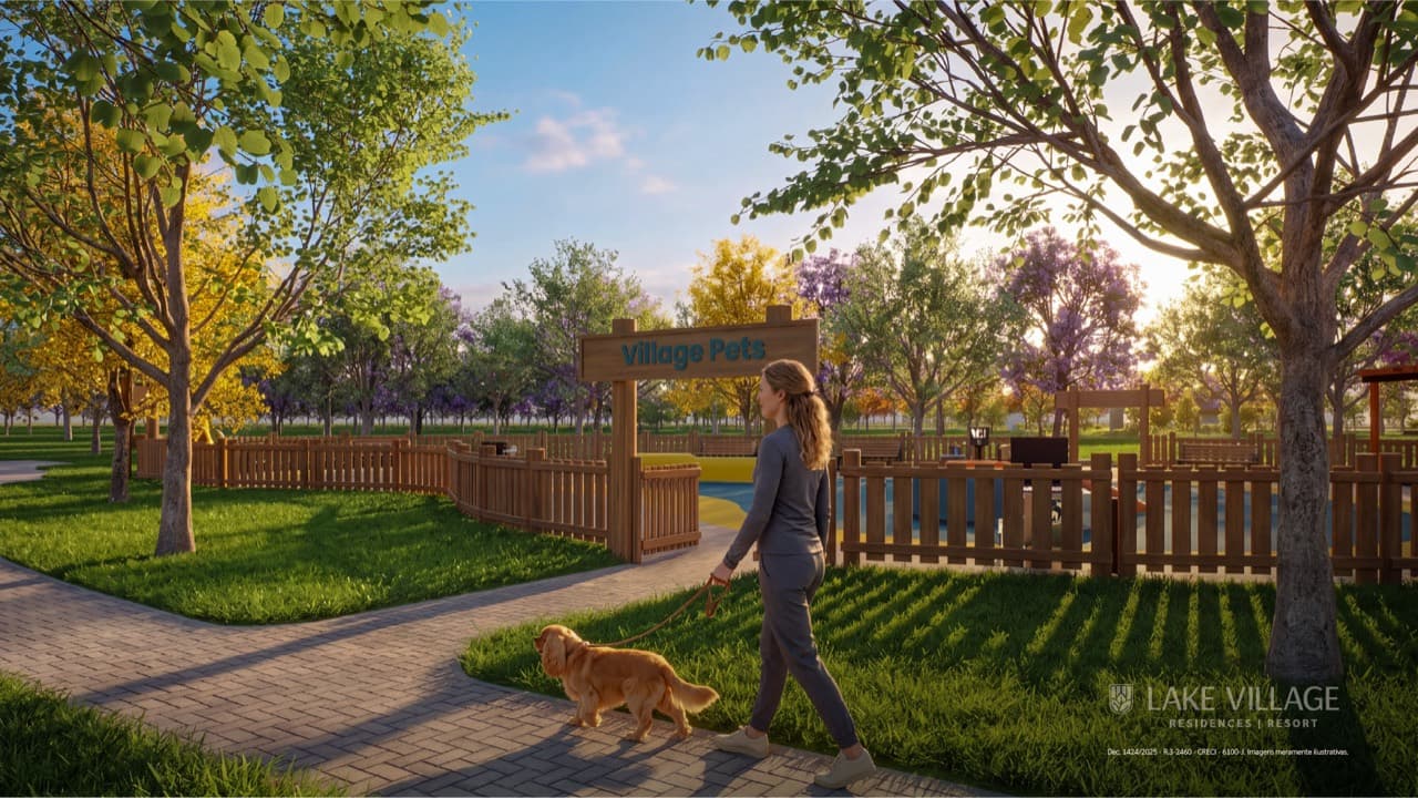 Espaço Village Pets com área gramada, árvores e cercamento