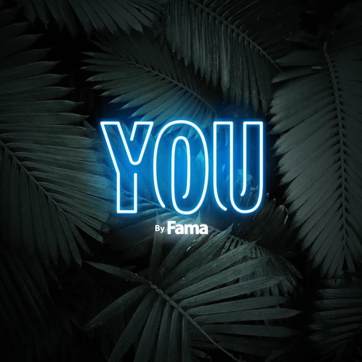 Imagem-conceito do logo YOU by Fama entre folhas tropicais