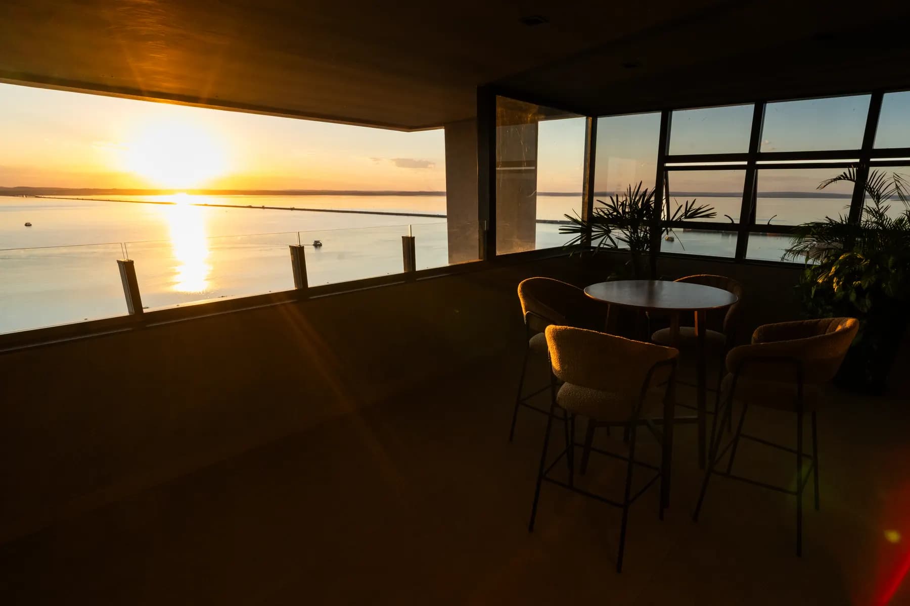 Ambiente com vista para o lago ao pôr do sol
