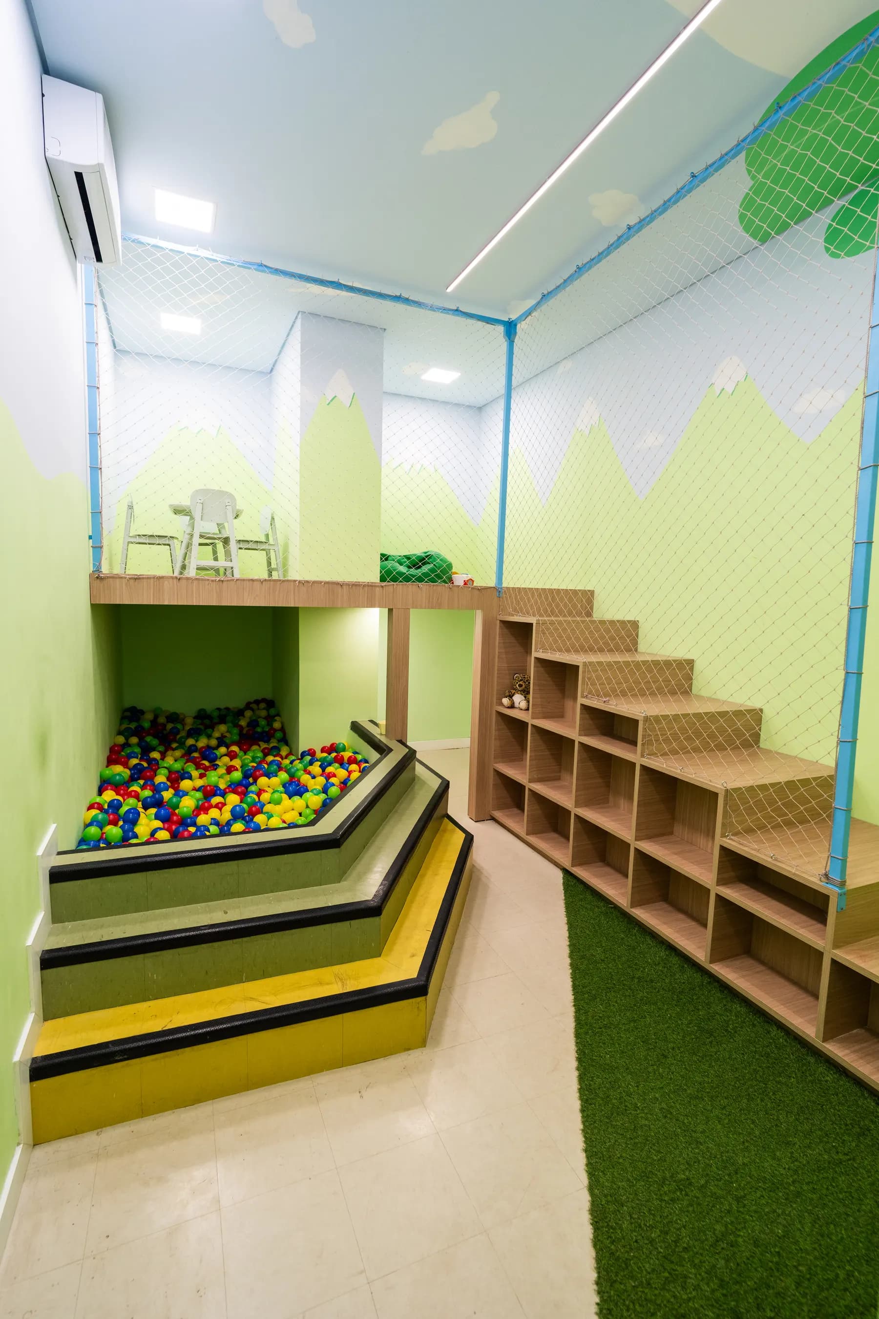 Espaço infantil colorido do empreendimento